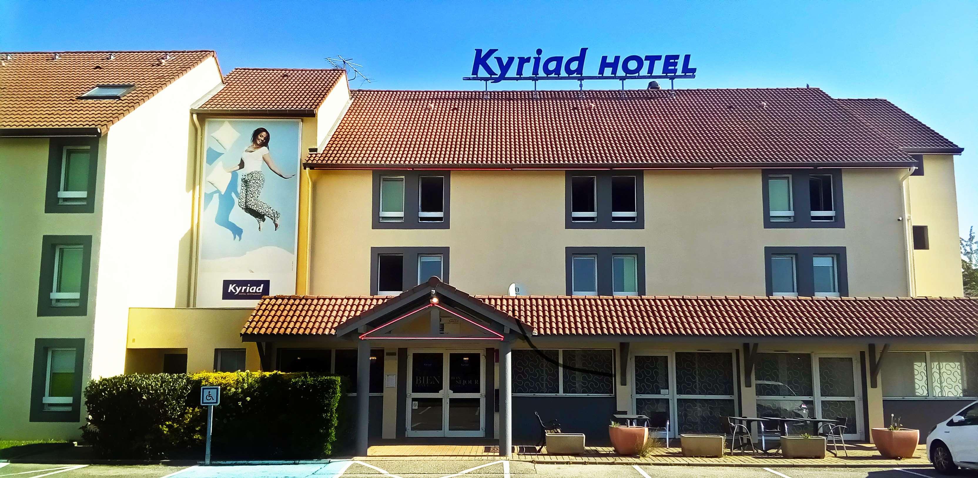 Kyriad Lyon Est - Saint Bonnet De Mure Eksteriør billede