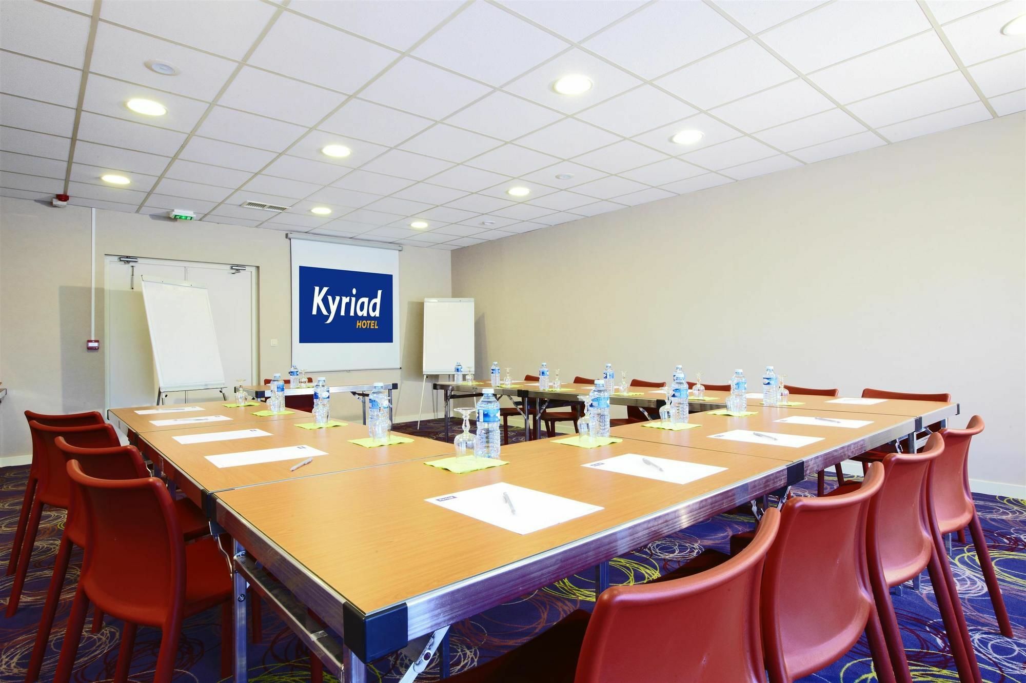 Kyriad Lyon Est - Saint Bonnet De Mure Eksteriør billede
